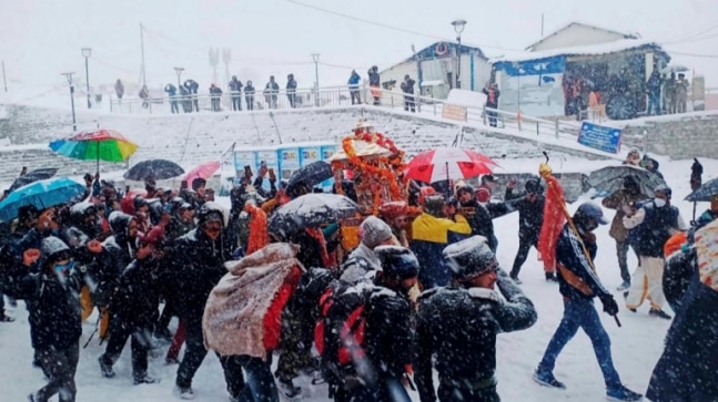 Heavy snowfall in J&K, Uttarakhand, Himachal Pradesh; avalanche warning in 4 Kashmir districts