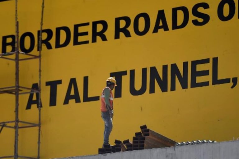 Record 5,450 Vehicles Cross Atal Tunnel on Sunday, 15 Tourists Arrested for Obstructing Traffic