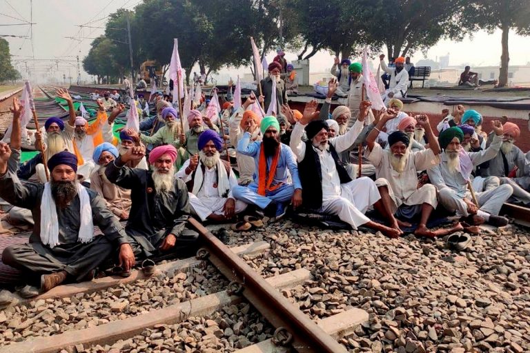 ‘Agitation May Give Opportunities to Non-farming Entities’: Rly Alerts Zone Offices as Farmers Protest