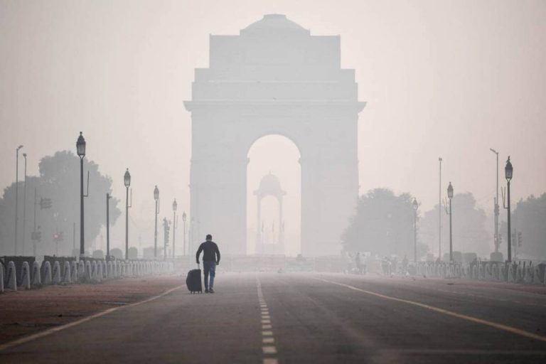 Moderate Fog in Parts of Delhi, Minimum Temperature Dips to 4 Degree Celsius