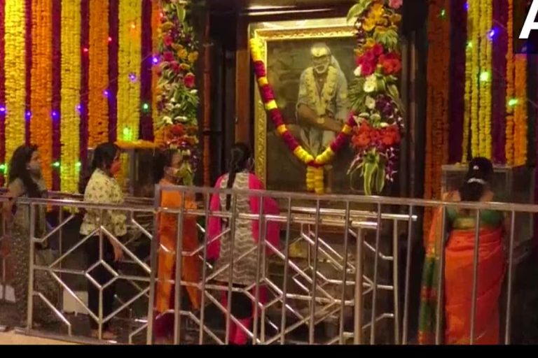 Activist Trupti Desai Barred from Entering Shirdi Till Dec 11 over Threats to Remove Boards on Dress Code