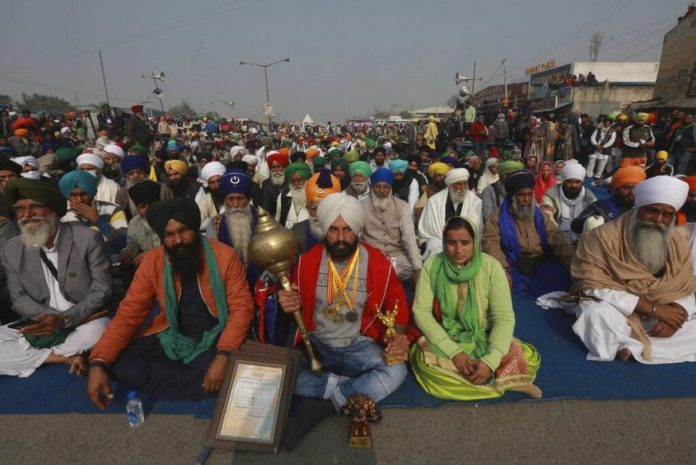 'We Are Losing Our Rights, No Time to Worry About Coronavirus': Maskless Farmers at Delhi's Tikri Border