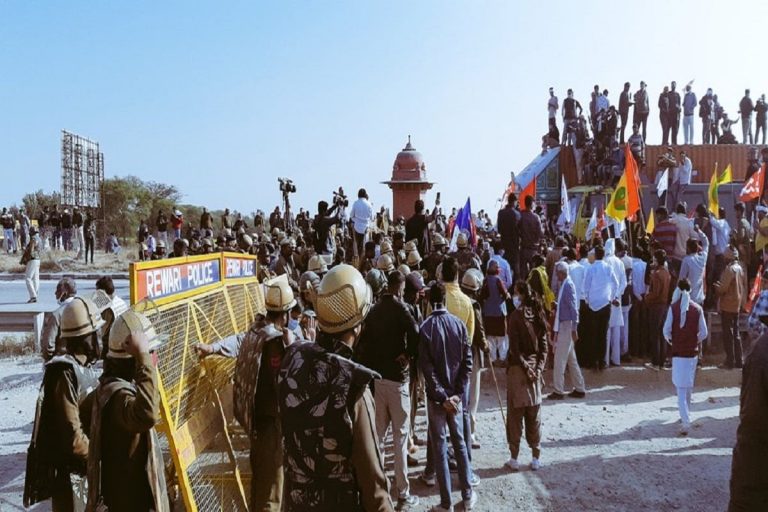 Farmers Sit in Protest on a Side of Delhi-Jaipur National Highway as Haryana Cops Put Up Barricades