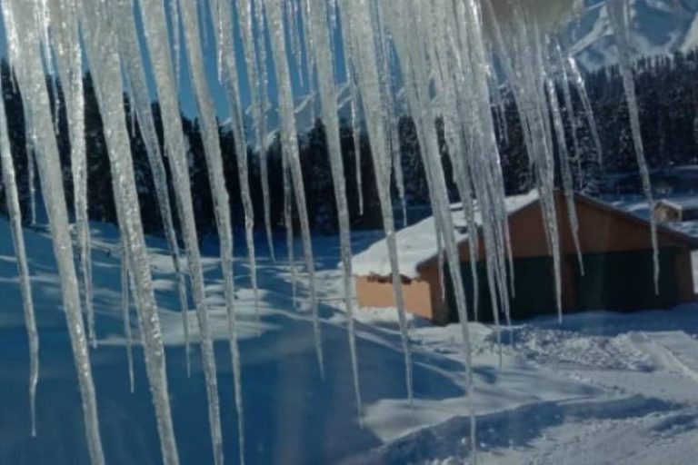 Cold Wave Intensifies in Kashmir, Gulmarg Records Minus 7.2 Degree Celsius