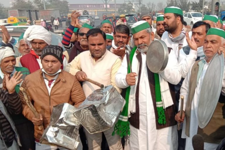 Blocking ‘Noise’ of PM Modi’s ‘Mann ki Baat’, Protesting Farmers Clang Thalis, Raise Slogans
