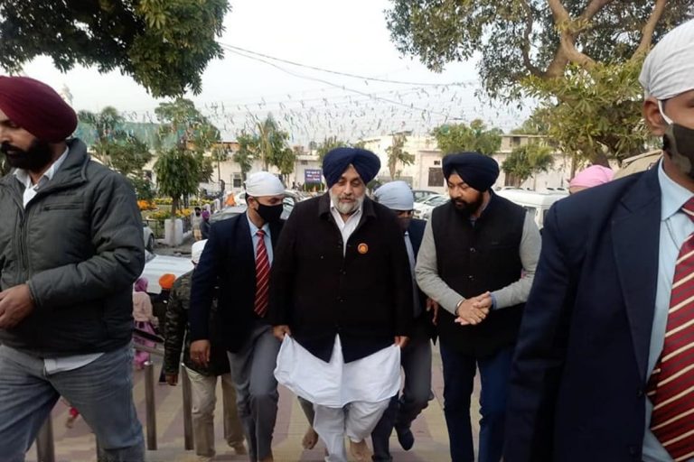 Farmers Raise Slogans Against Sukhbir Singh Badal, Try to Gherao Him in Punjab’s Fatehgarh Sahib