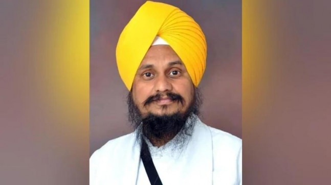 Akal Takht chief slams farmer unions, but says hoisting Sikh flag no crime