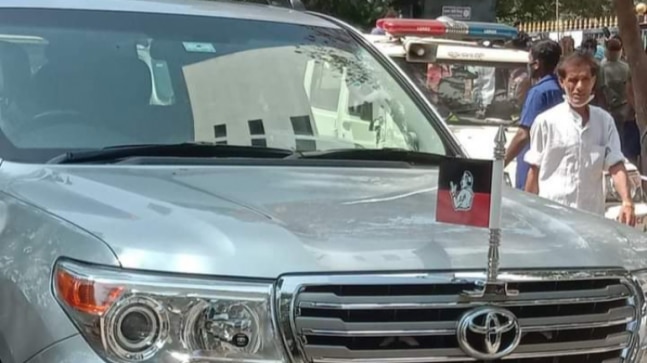 Sasikala released from Bengaluru hospital, rides car bearing AIADMK flag ahead of her Chennai return