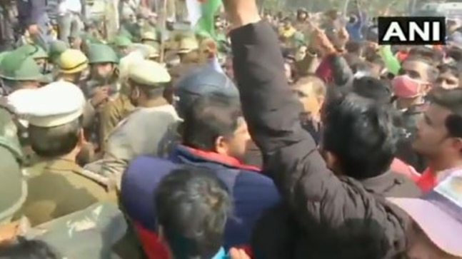 Clashes erupt between farmers, locals at Singhu; SHO attacked with sword