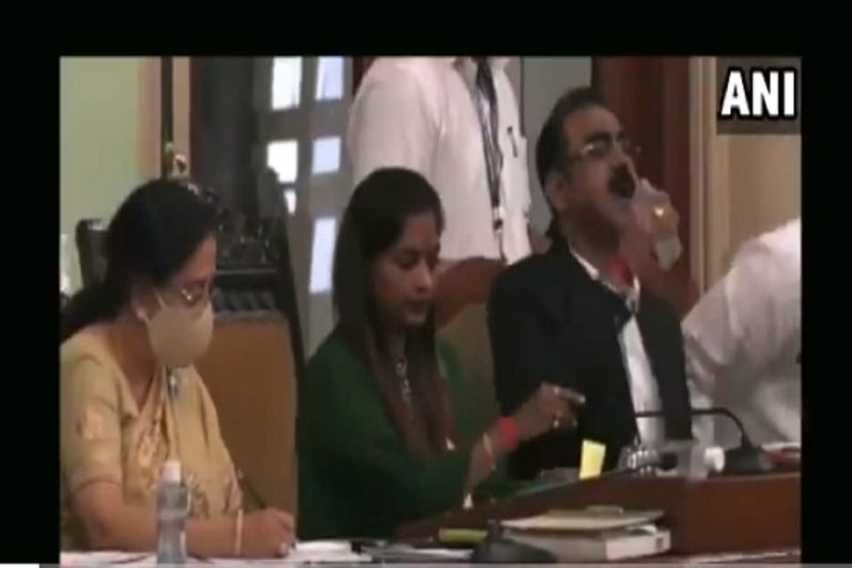 Mumbai Civic Official Mistakenly Drinks Sanitiser Instead of Water While Presenting Budget