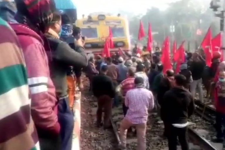 West Bengal Bandh LIVE Updates: Amid Reopening of Schools, Siliguri Roads Deserted, Rail Tracks Blocked in North 24 Paraganas; Mamata Govt Threatens to Cut Pay
