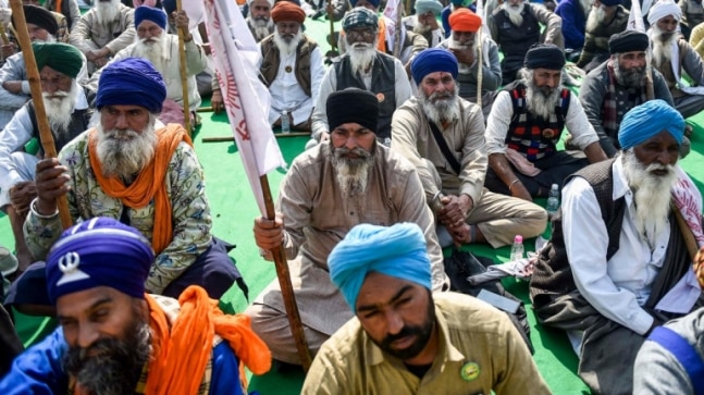 Farmers at Singhu border threaten to block trains in Mandsaur, seek removal of barricades