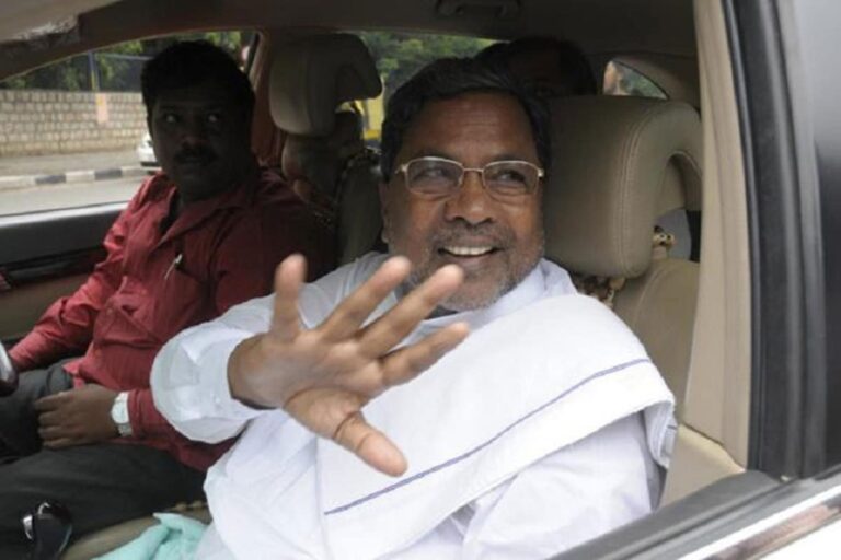 Cong Leader Siddaramaiah Writes to PM Modi Asking to Vaccinate All Citizens Free of Cost