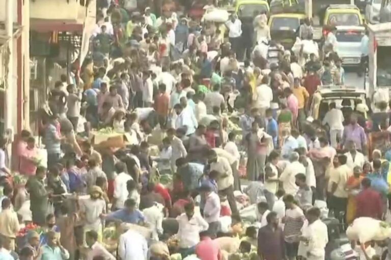 Mumbai Police Starts Clampdown at Crowded Dadar Market Amid Corona Surge