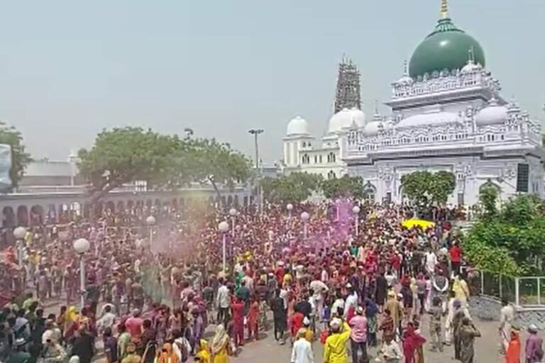 A Unique Holi in This UP Dargah Amid Flowers, Gulal and Chants of ‘Ya Waris’