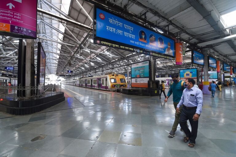 Maharashtra Lockdown Tabled at All-Party Meet, Uddhav Thackeray to Take Final Call Tomorrow; Mumbai Reports 9,327 Cases