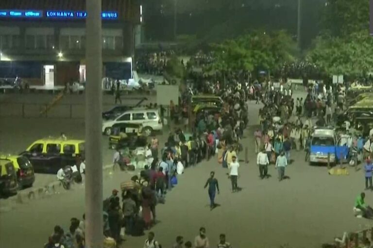 With Curfew Announced in Maharashtra, Migrants Continue to Leave Mumbai