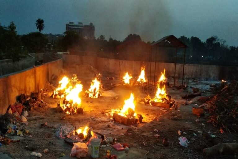 Bhopal Cops Perform Last Rites of Railways Employee as Neighbours Stay Away Over Covid Fear