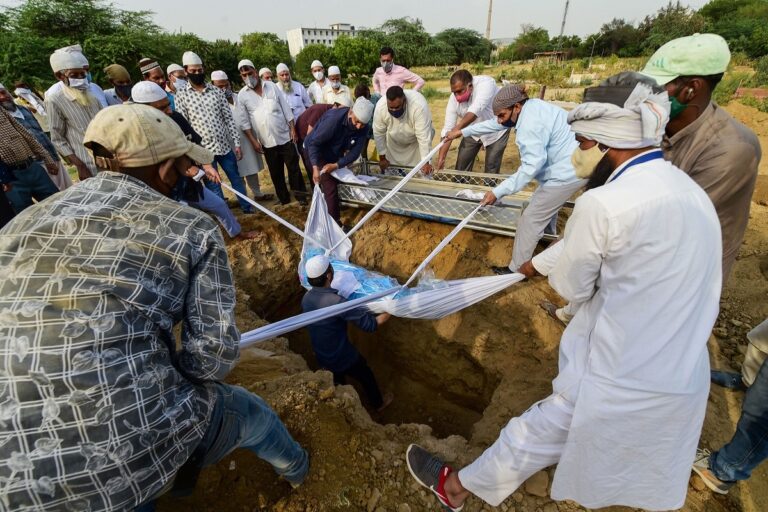 Delhi Scrambles to Control Coronavirus Crisis, Crematoriums & Burial Grounds Reel Under Pressure