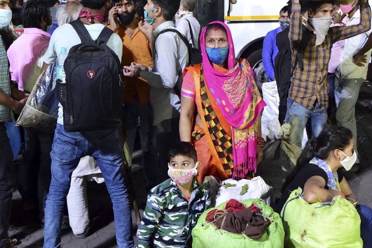 Coronavirus News Live Updates: As Delhi Extends Curfew, Migrant Workers Head Home Despite Kejriwal's Assurance