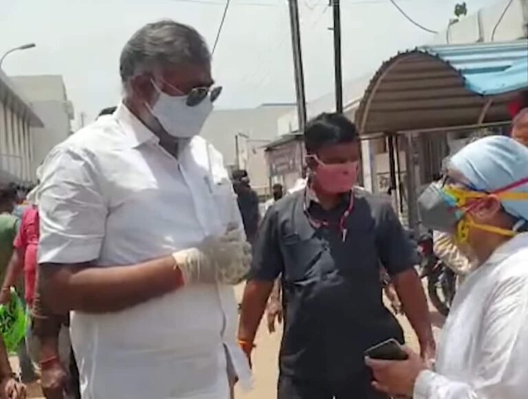 Union Minister Threatens To Slap A Man Who Pleaded For Oxygen For His Ailing Mother