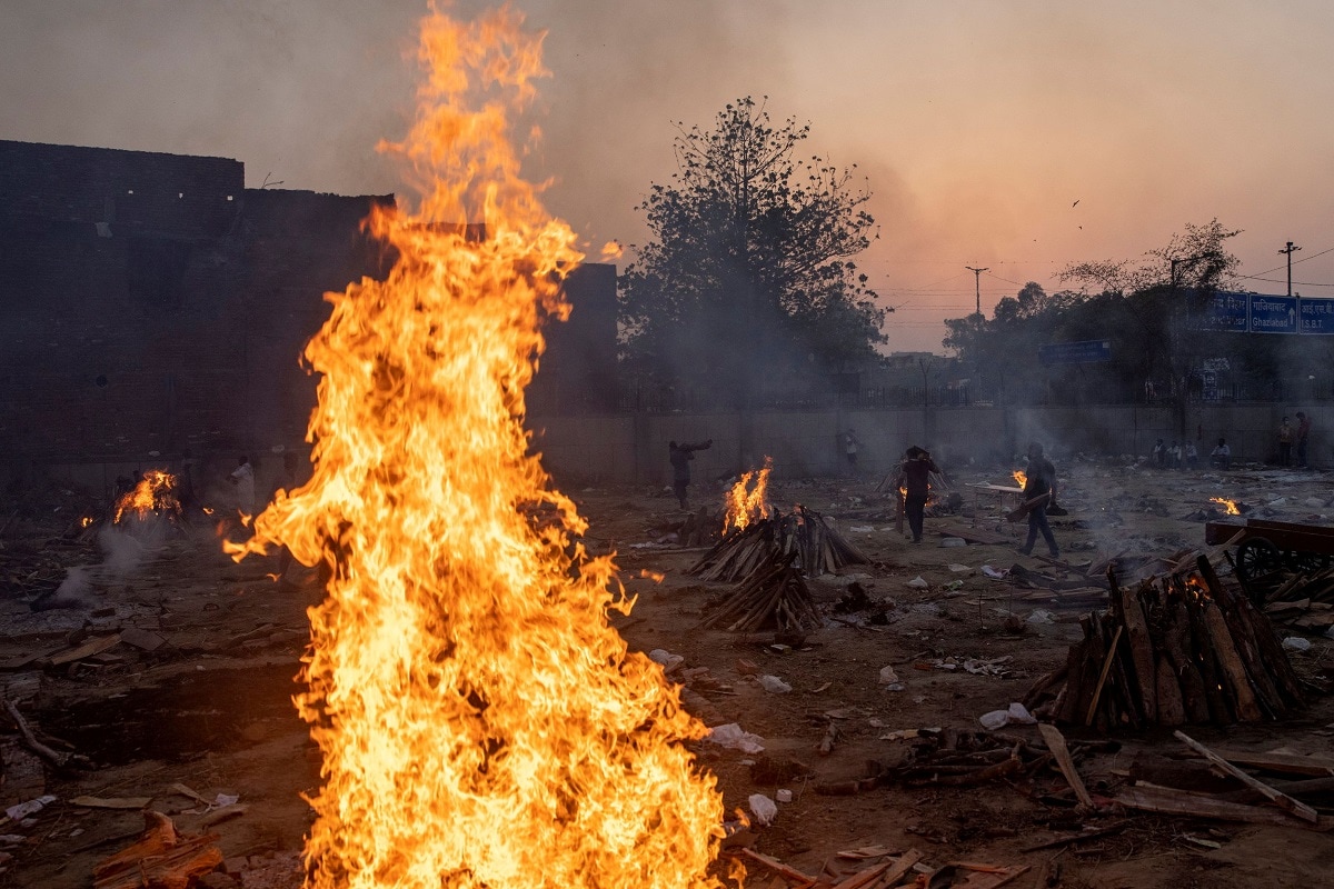 News18 Afternoon Digest: India Reports 3.3 Lakh New Cases, 2,263 Fatalities in Last 24 Hrs, 13 Covid-19 Patients Die in Maha Hospital Fire & Other Stories