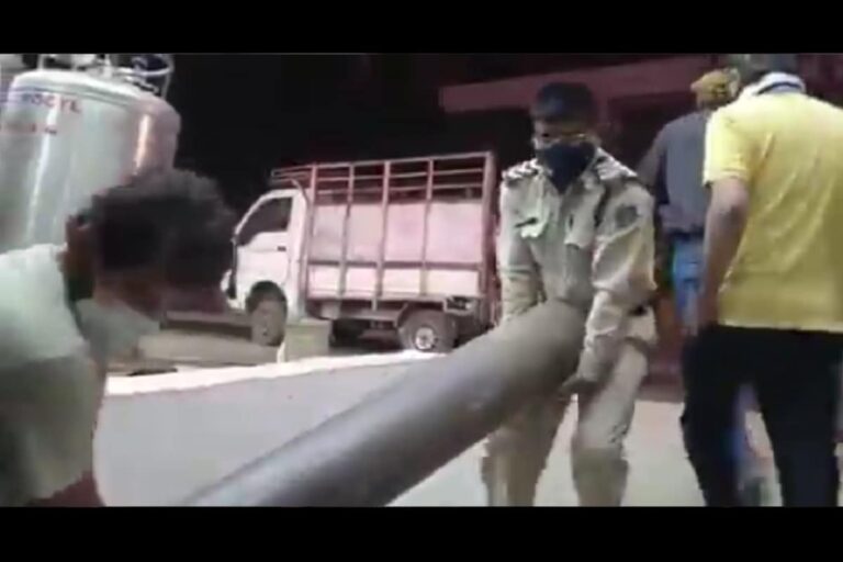 Madhya Pradesh Cops Arrange Oxygen Cylinder for Hospital, Donate Plasma for Covid-19 Patients