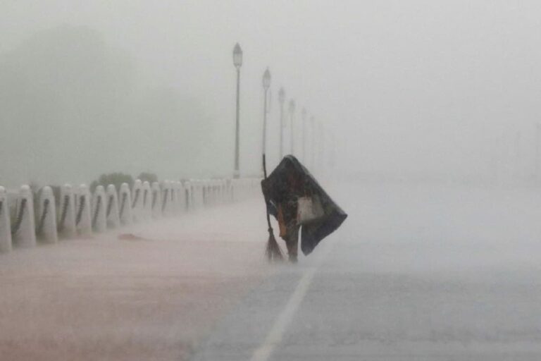 Mercury Dips in Delhi Due to Light Rain; IMD Forecasts Thunderstorm with Moderate to Heavy Downpour