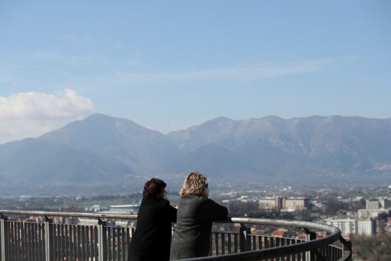 US Looks Ahead to a Hopeful Summer as Toll Projected to Drop Sharply by End of July