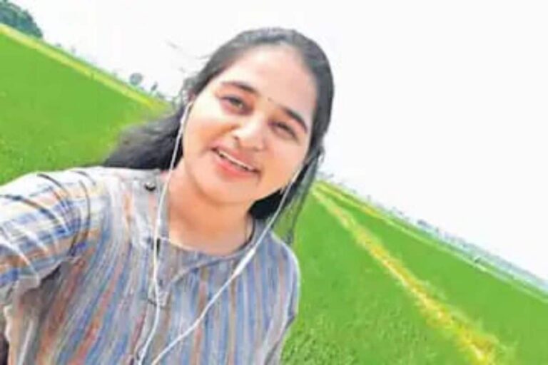 Telangana: Woman Who Teaches NRI Students Online Enthralls Telugu Audiences as Part-time RJ