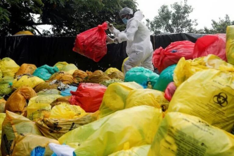 Karnataka: Left Without Work or Shelter, Hungry Man Searches For Food in Garbage Dump