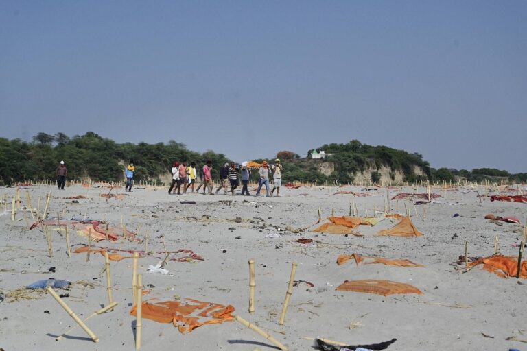 Viral Videos Show Shrouds Being Removed from Graves Along Ganga, Prayagraj Admin Calls for Inquiry