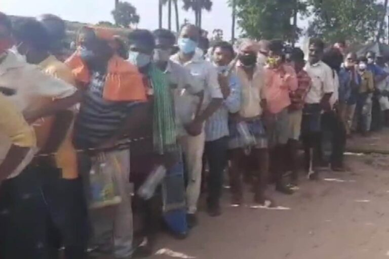 Hundreds, Including Covid Suspects, Queue Up at Andhra Village for ‘Ayurvedic’ Treatment of Virus