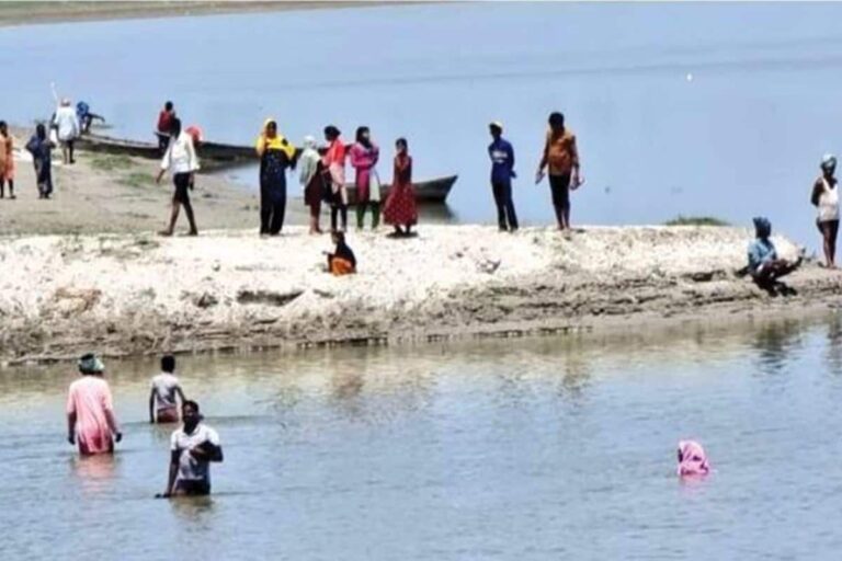 UP Villagers Jump into River to Avoid ‘Poisonous Injection’ During Covid-19 Vaccination Drive