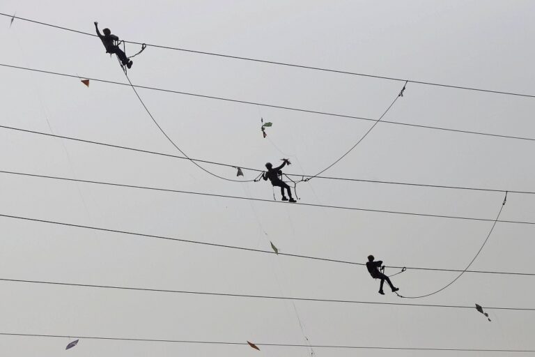 3 Men in Critical Condition After Kite String Stuck in Powerline Touches Them