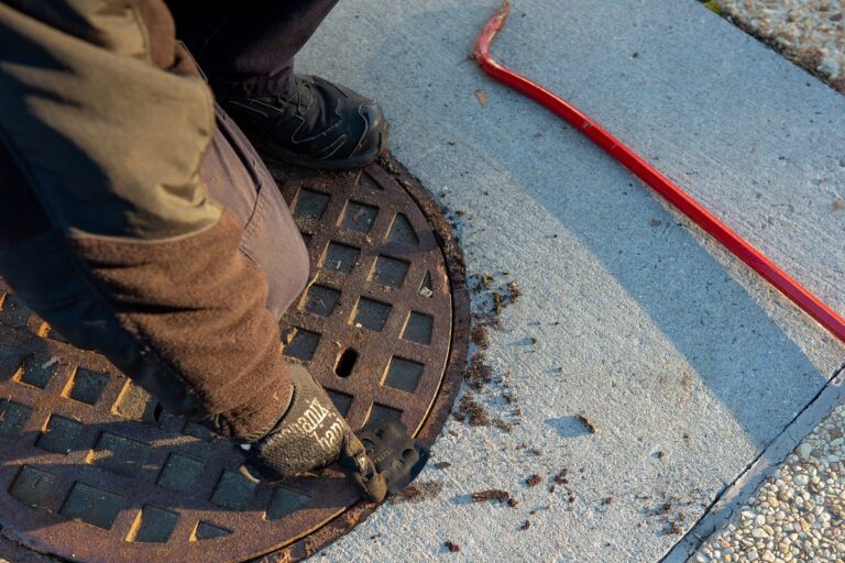 Woman Official Enters Manhole to Inspect Cleaning Work in Maharashtra