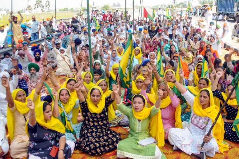 Tikait, Yogendra Yadav, Chaduni Lead Sit-in at Haryana Police Station for Release of Farmers