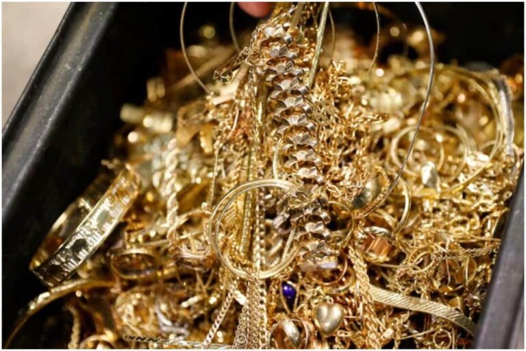 Armed Robbers Loot Jewellery Shop in Mumbai, Shoot Owner Dead