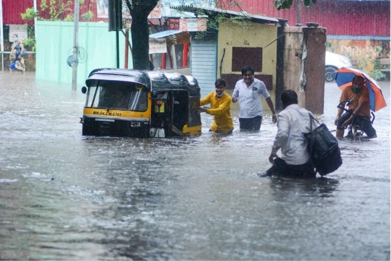 Mumbai Rains LIVE Updates: 15 NDRF Teams in Pune, Thane, Other Mumbai Regions Amid Red Alert; House Collapses in Malad
