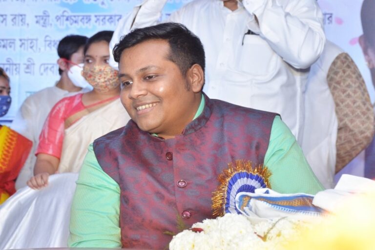 College Drop-out Debanjan Faked His IAS to Parents Too, But They Had Their Suspicion