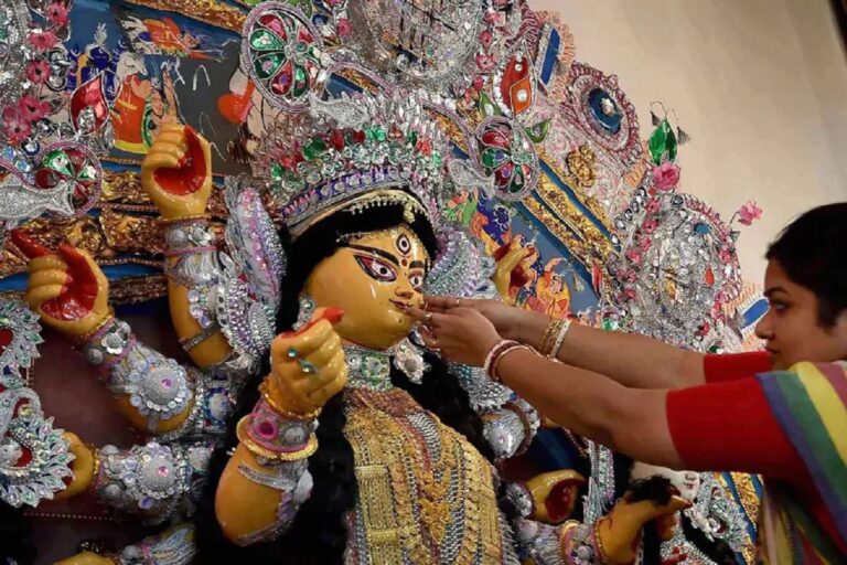 Kolkata Gears Up for Durga Puja, All Involved to Be Vaccinated in 3 Months