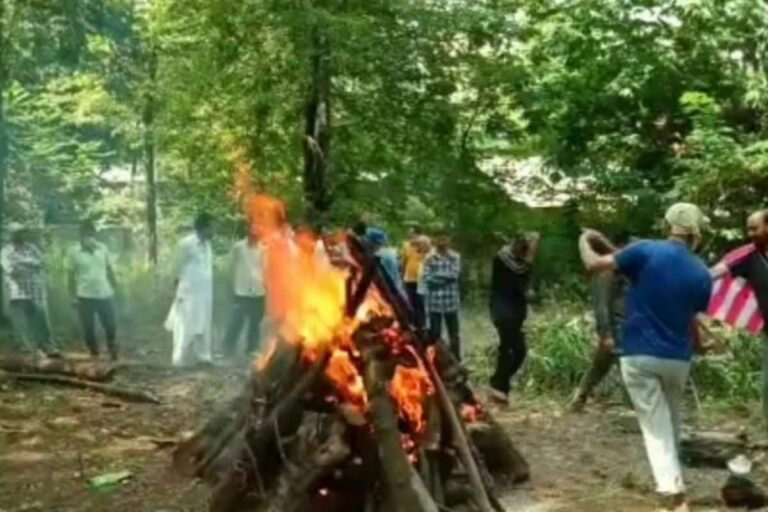 Local Muslim Help Perform Last Rites of 2 Pandit Women in Kashmir’s Kulgam