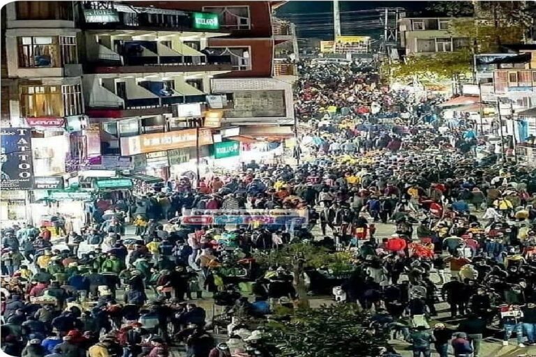 Fact Check: Viral Manali Crowd Photo Turns Out to be Old, But Maskless Tourists Did Throng Streets