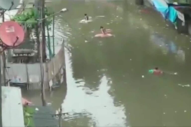 Mumbai Rains Take Brief Break After 24 Hrs of Continuous Spell; Locals Wade Through Chest-deep Water