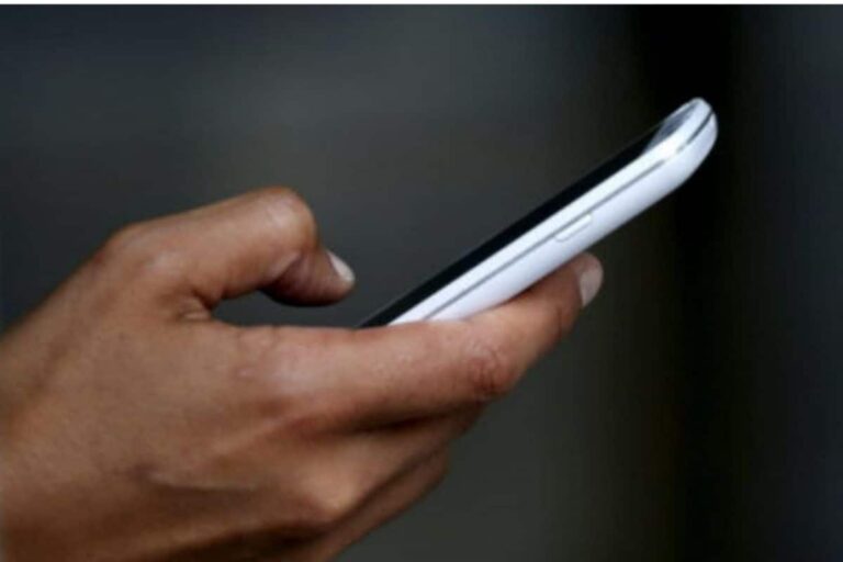 Two Teen Girls Verbally Abused, Thrashed by 15 Men for Talking on Mobile Phones in Gujarat