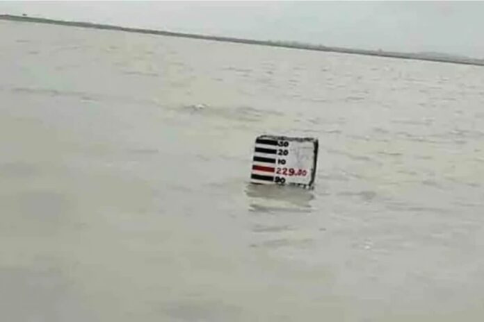 Water levels Rising in Ganga and Yamuna Rivers, People Shift to Safer Places in UP