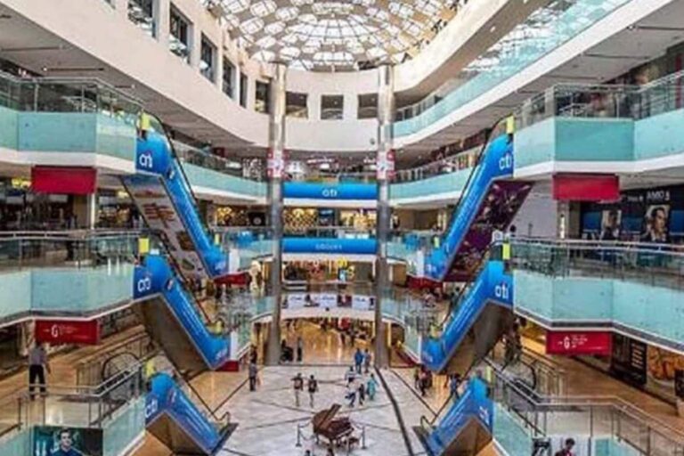 Relaxation of Rules in Mumbai Now Permits People Under-18 To Visit Malls, Staff Need to Be Jabbed Once