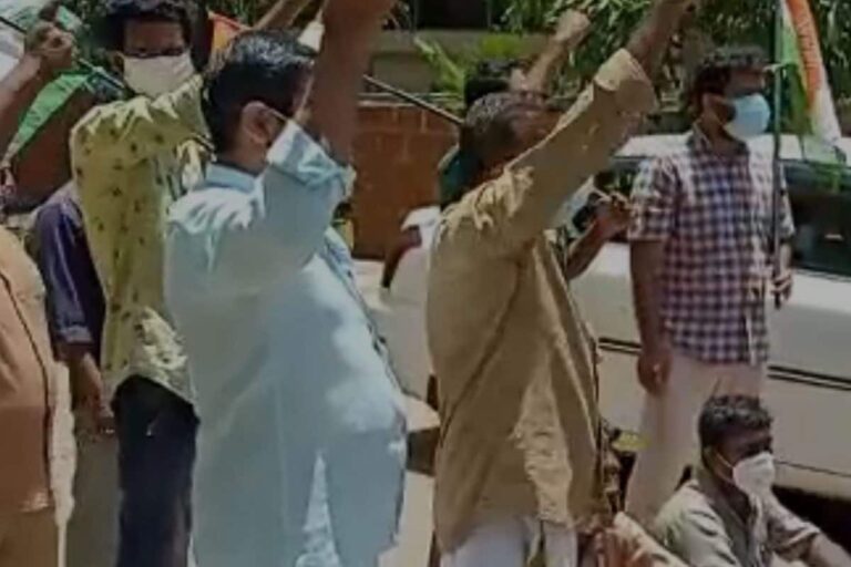 Congress Workers Protest Against Central Covid-19 Team in Kerala Over ‘Vaccine Shortage’