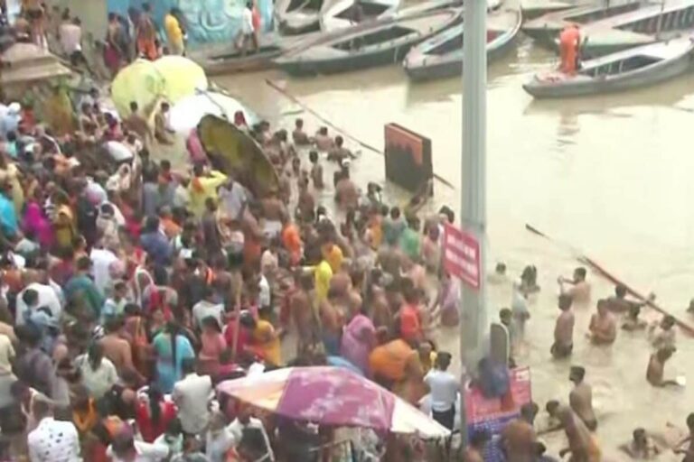 ‘Not Afraid of Covid’: Devotees Flout Rules, Hundreds Throng Kashi Vishwanath Temple in Varanasi