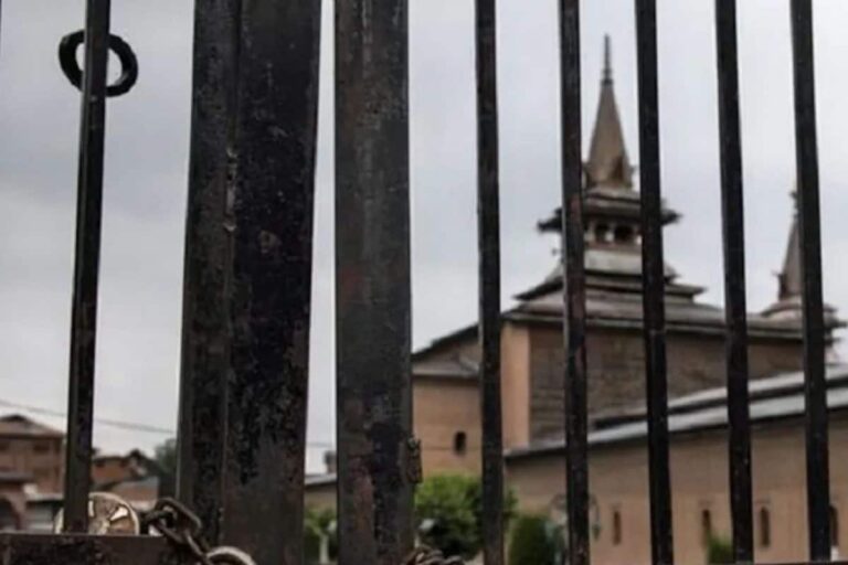 Congregational Friday Prayers Offered in Srinagar’s Jamia Masjid After Four Months